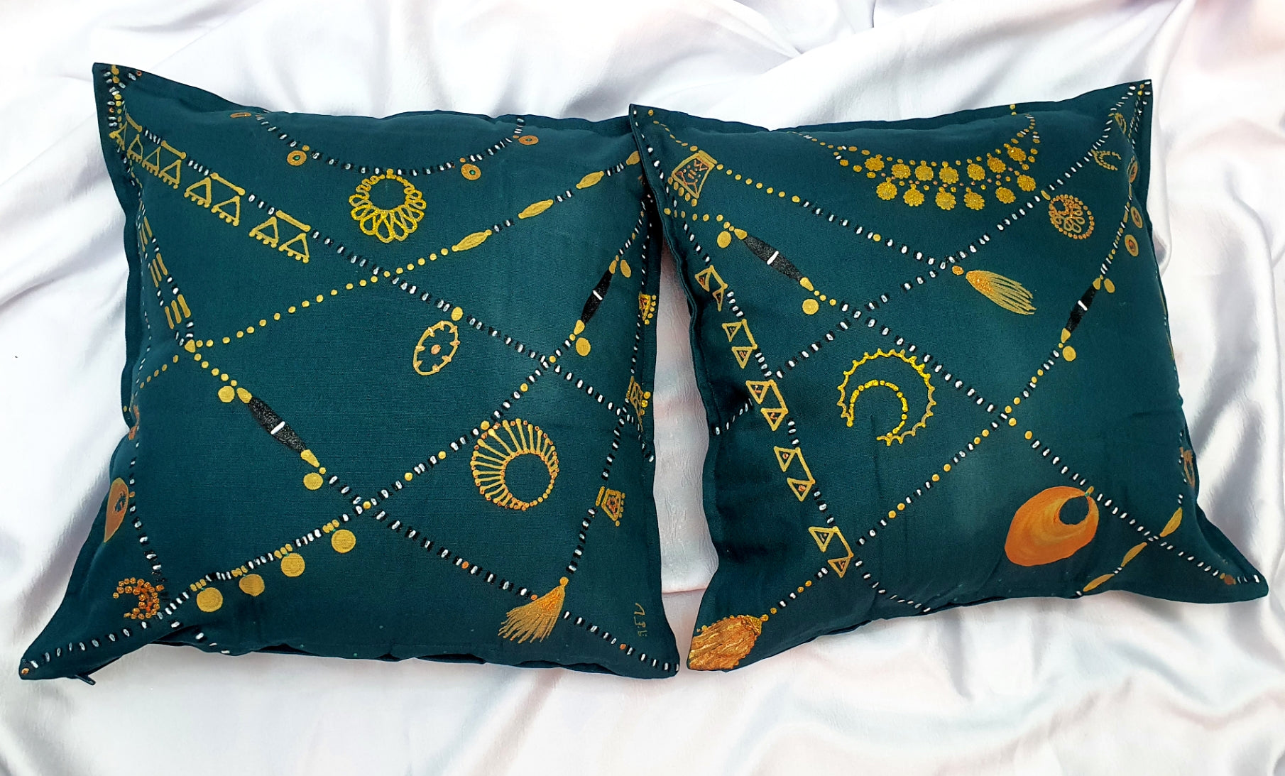 Dahabaya necklaces cushion cover