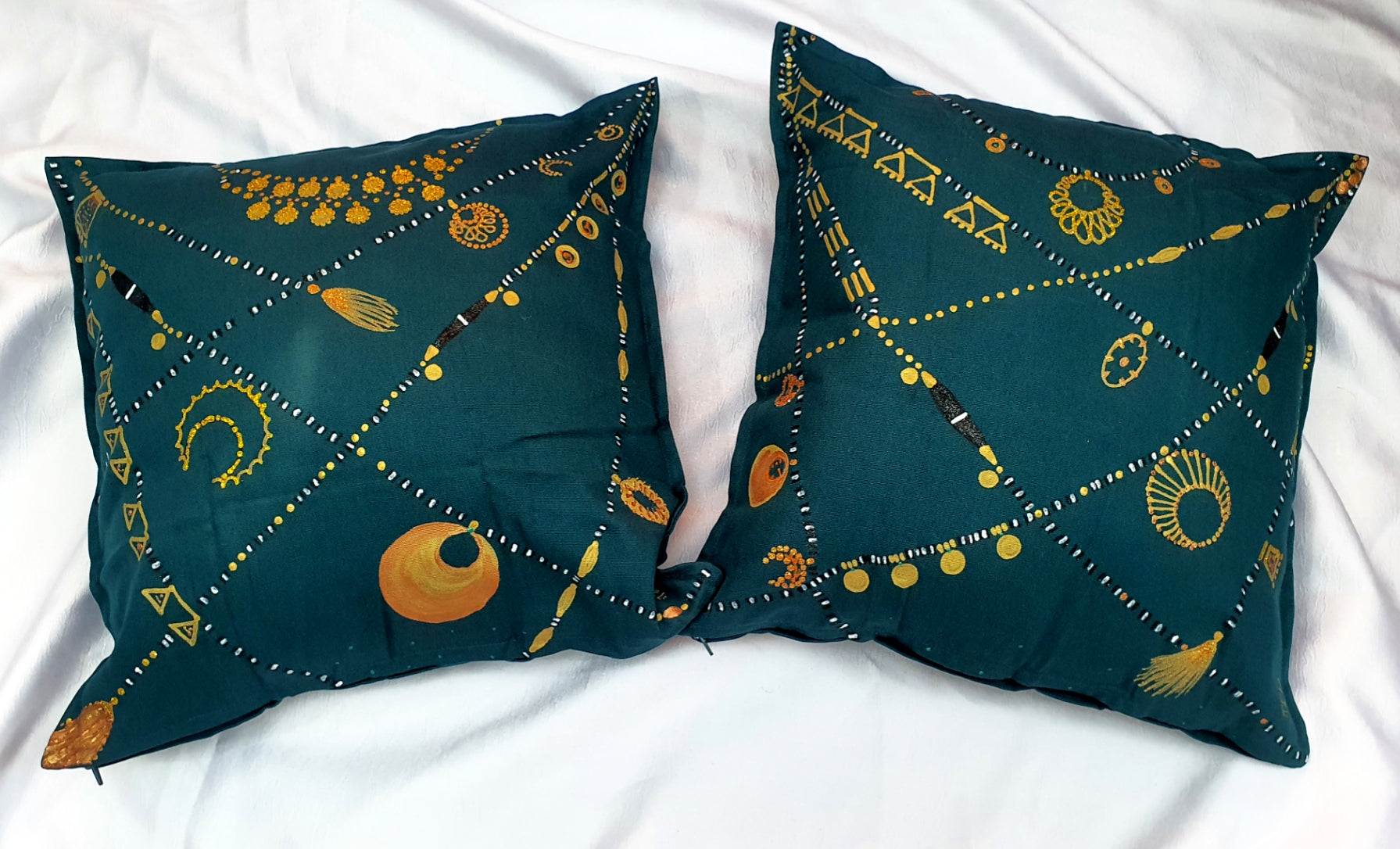 Dahabaya necklaces cushion cover