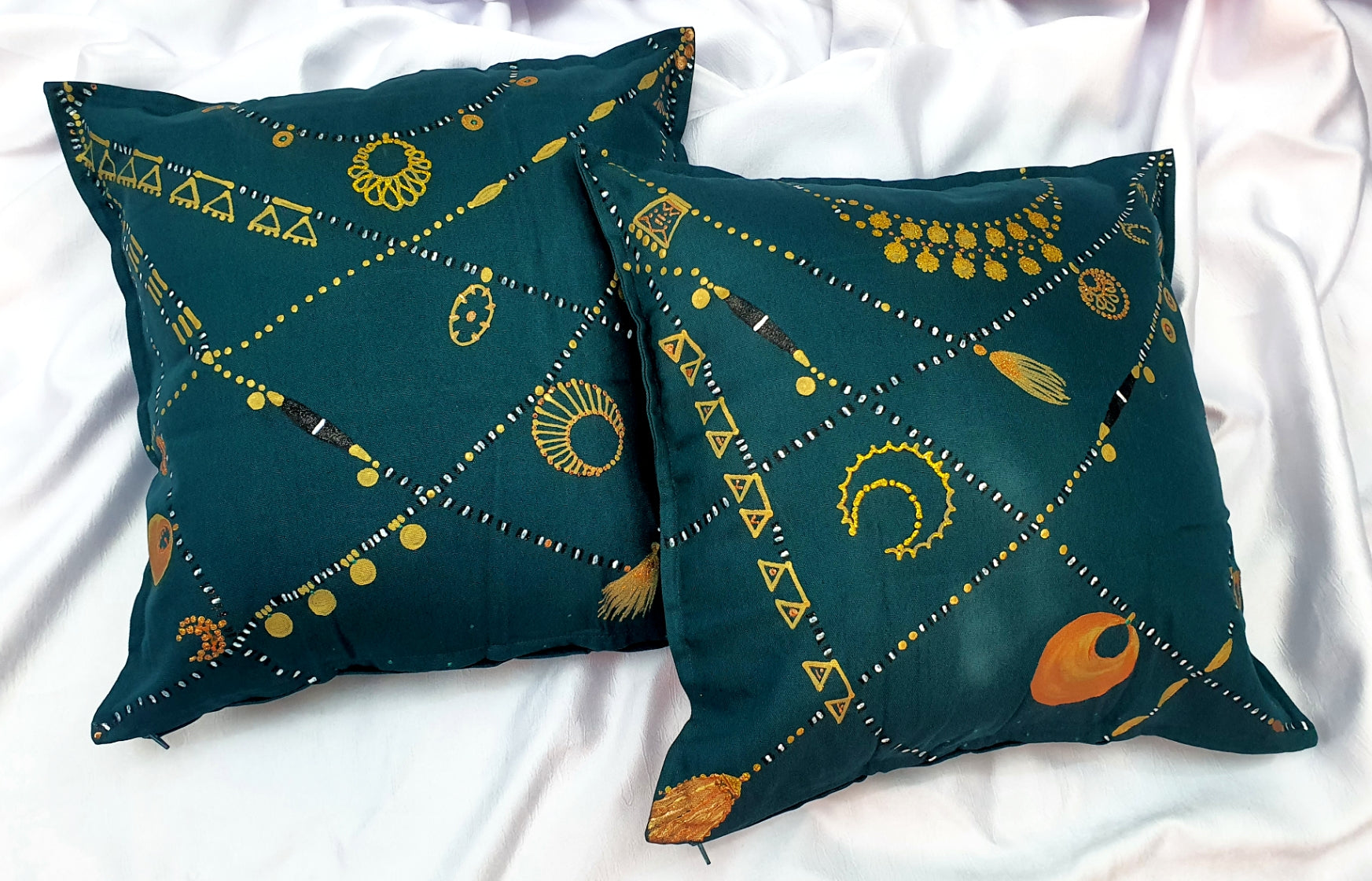 Dahabaya necklaces cushion cover